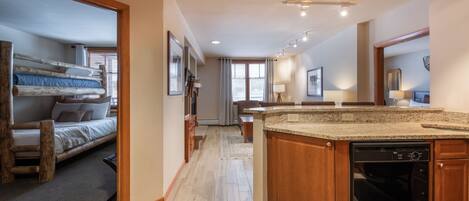 2 室のベッドルーム、アイロン / アイロン台、WiFi、ベッドシーツ