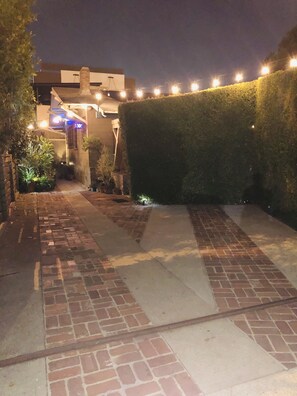 Property grounds - The Hollywood Angle (Los Angeles)