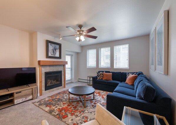 Televisión y chimenea 