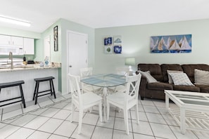 Un espacio habitable compacto con cocina, comedor y zona de estar.