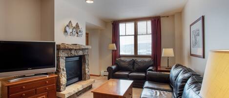 Televisión y chimenea