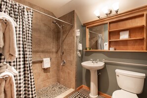 Dusche, Haartrockner, Handtücher