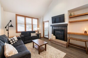 Televisión y chimenea 