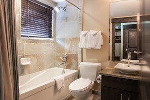 Dusch, hårtork och handdukar