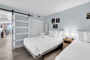 1 habitación, tabla de planchar con plancha y ropa de cama 