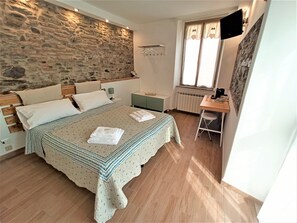 1 camera, una scrivania, Wi-Fi gratuito, lenzuola