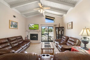 Living area - Bell Rock Sedona- Resort like setting with a fantastic view of Bell Rock (Sedona)