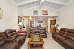 Living area - Bell Rock Sedona- Resort like setting with a fantastic view of Bell Rock (Sedona)