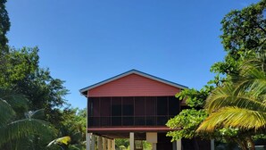 Un bâtiment à deux étages, doté d’un toit rouge et d’un patio couvert.