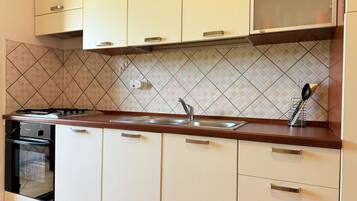 Frigorifero, forno, piano cottura, seggiolone