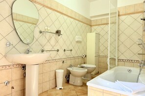 Doccia, asciugacapelli, bidet, asciugamani