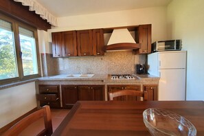 Geladeira, micro-ondas, cooktop
