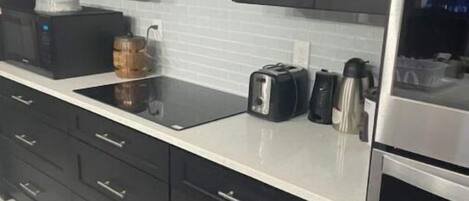 冷蔵庫、電子レンジ、オーブン、コンロ