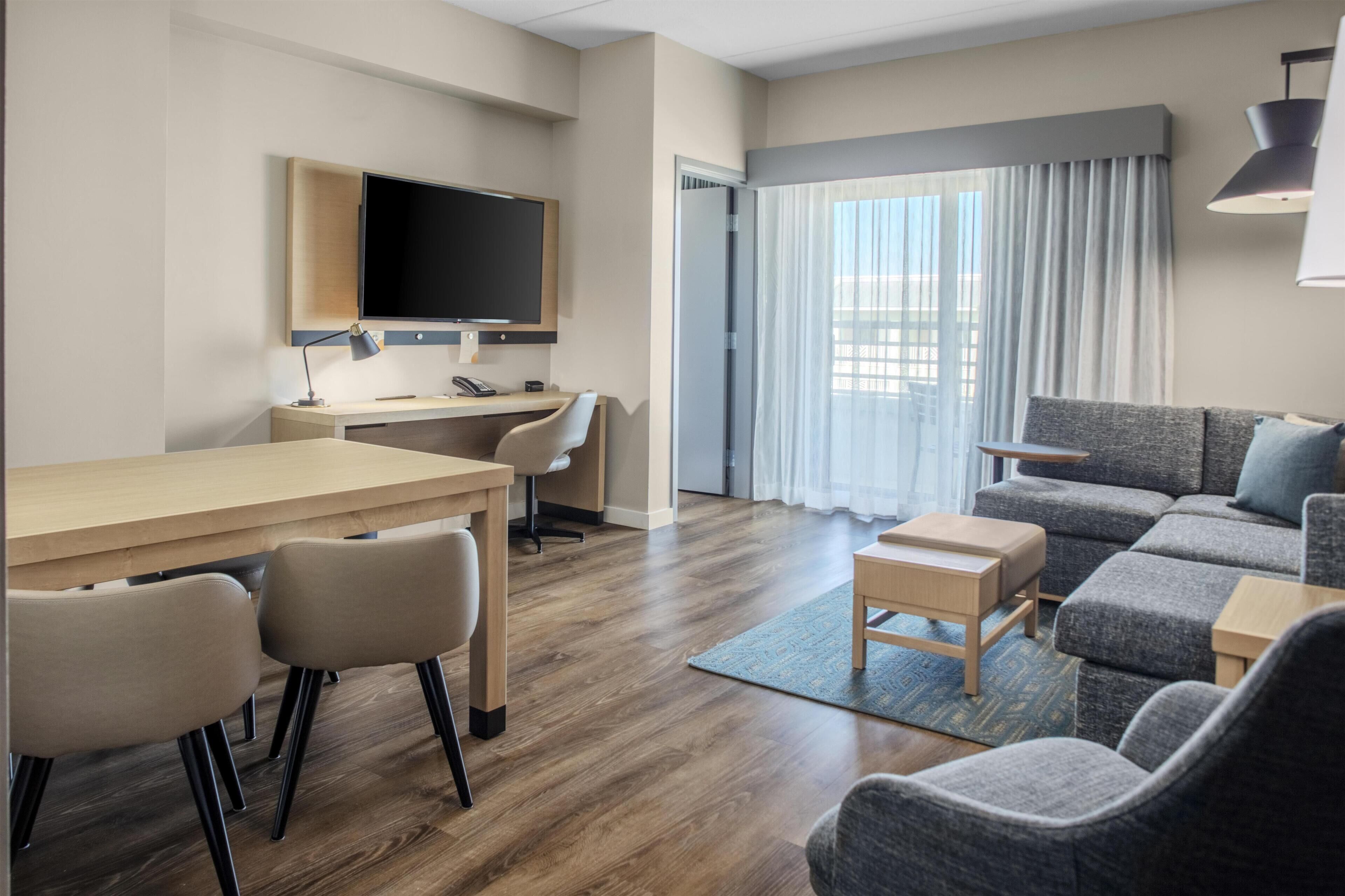 セーフティボックス (室内)、遮光カーテン、WiFi (無料)、ベッドシーツ