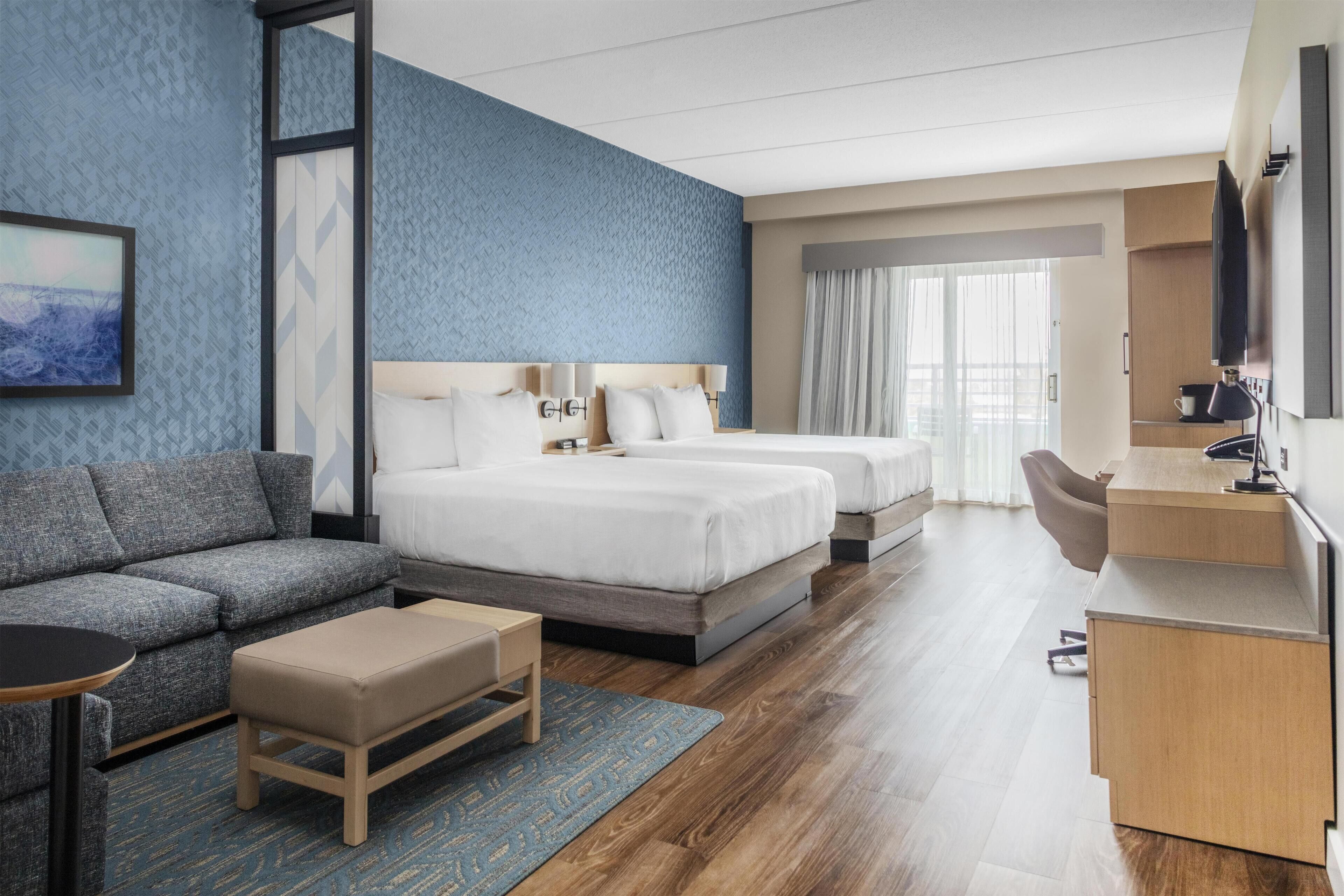 客房, 阳台 (2 Queen Beds, Sofa Bed, Balcony) | 客房内保险箱、遮光窗帘、免费 WiFi、床单