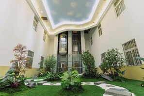 المنشأة من الداخل