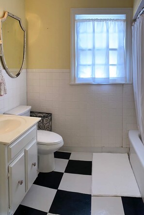 Kombinert dusj/badekar, hårføner, håndklær og såpe