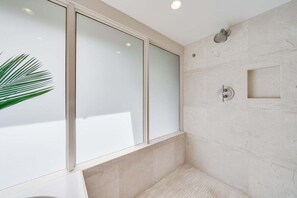 Badewanne, Whirlpool, Haartrockner, Handtücher