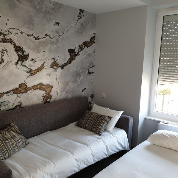 4 bedrooms, iron/ironing board, WiFi, bed sheets