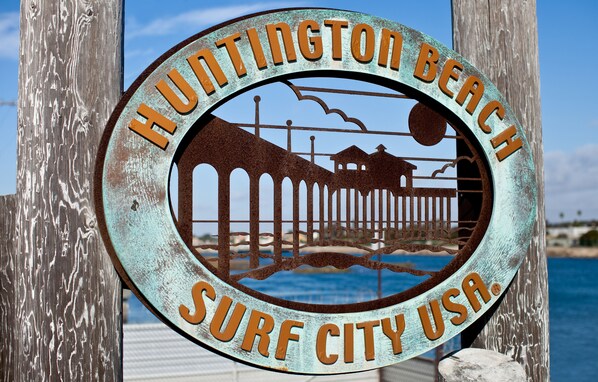Un letrero circular con el texto 'Huntington Beach Surf City USA'.