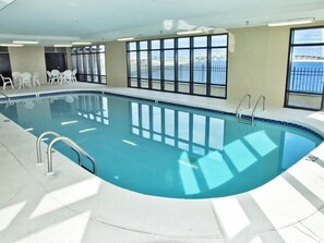 屋内プール、温水プール