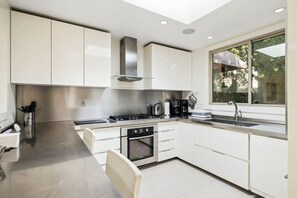 冷蔵庫、電子レンジ、オーブン、コンロ