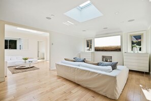 3 chambres, bureau, fer et planche à repasser, lit parapluie