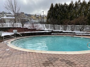 Utendørsbasseng og et oppvarmet basseng