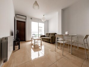 Living area - HOMEABOUT LA MERCED APARTMENT X-2 (1BR 1BT) (MÁLAGA)