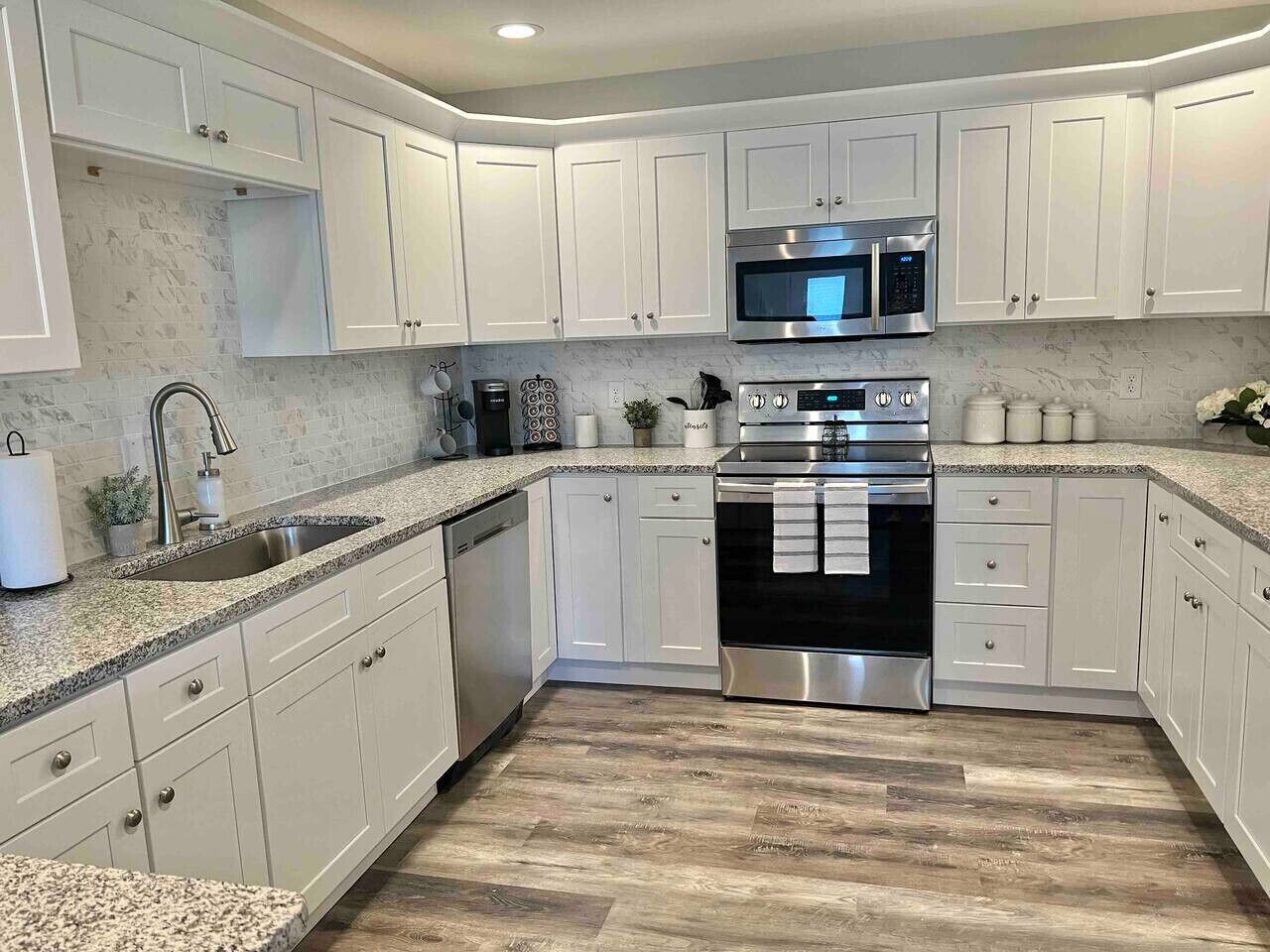 Jääkaappi, mikroaaltouuni, uuni, liesi