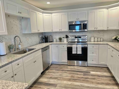 Modern 2bd 2ba - Near I75, No Steps, Free Wifi