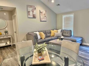 Smart TV, Netflix, Hulu, streaming services - Modern 2bd 2ba - Near I75, No Steps, Free Wifi (Richmond)