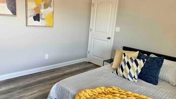 2 makuuhuonetta, memory foam -patjalliset sängyt, työpöytä, Wi-Fi