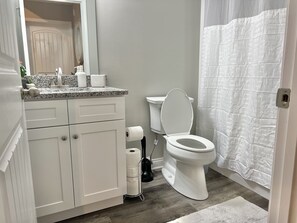 Ensemble baignoire-douche, serviettes fournies, papier de toilette