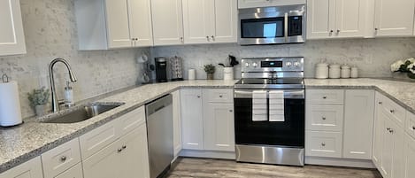 Réfrigérateur, four à micro-ondes, un four, surface de cuisson