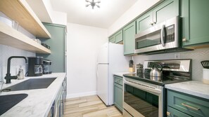 Geladeira, micro-ondas, fogão, cooktop