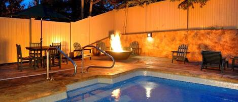 Alberca al aire libre y alberca climatizada