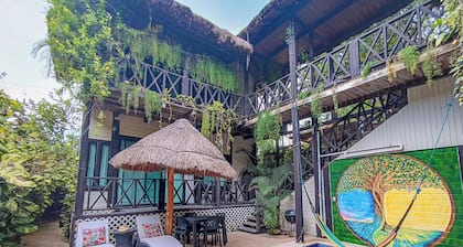 Unique spacious wooden cabin in jungle-themed oasis.Fast Wifi, Great location!