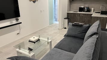 全景單人房 | 起居區 | 智慧型電視、電視遊樂器、Netflix、首輪電影