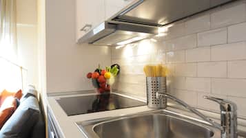 KĂŒhlschrank, Mikrowelle, Ofen, Herdplatte