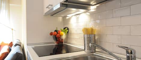 Frigorifero, microonde, forno, piano cottura
