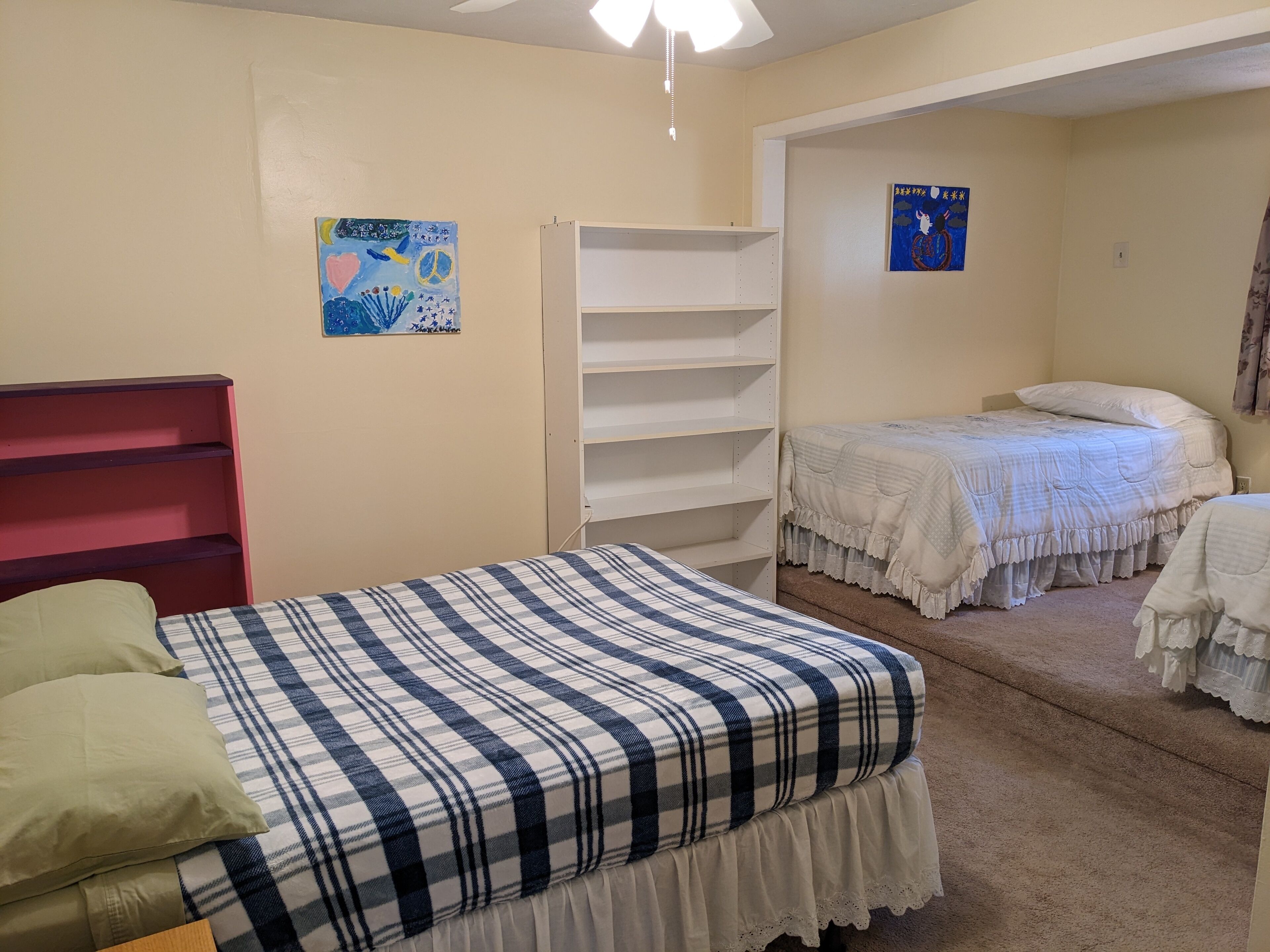 2 Schlafzimmer, Schreibtisch, Bügeleisen/Bügelbrett, Reisekinderbett