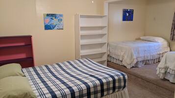 2 Schlafzimmer, Schreibtisch, Bügeleisen/Bügelbrett, Reisekinderbett