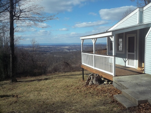 Mountain Top View Spacious Family Cottage Walking Distance from Appalachian Trl