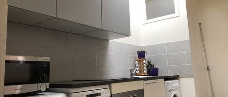 Køleskab, mikrobølgeovn, ovn, kogeplade