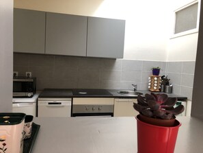 Jääkaappi, mikroaaltouuni, uuni, liesi