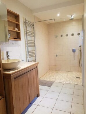 Shower, towels