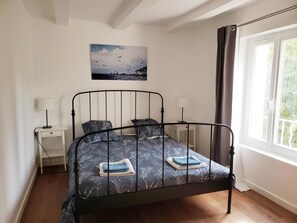 4 bedrooms, iron/ironing board, Internet