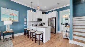 Geladeira, micro-ondas, fogão, cooktop