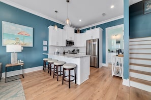 Geladeira, micro-ondas, fogão, cooktop